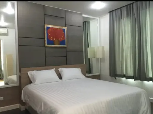 Manhattan Chidchom for sale, comfortable bed. The sofa is extremely comfortable and decorated with Buit-Ins throughout the room. Don't miss it.