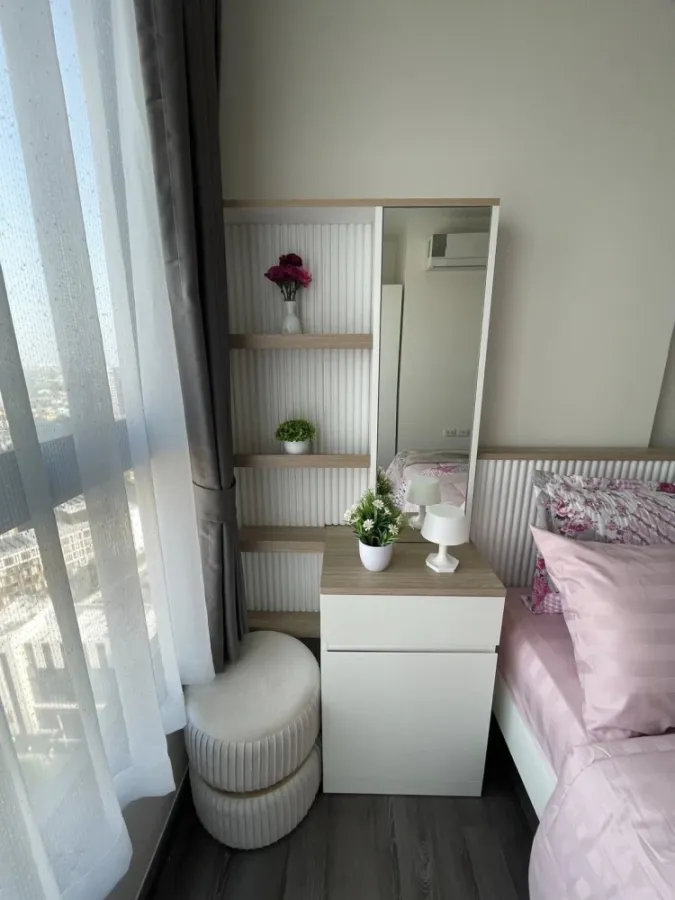 Selling a unit at The Base Park East, on a very high floor (26th floor). Beautifully decorated in a sweet and lovely style. Book now!
