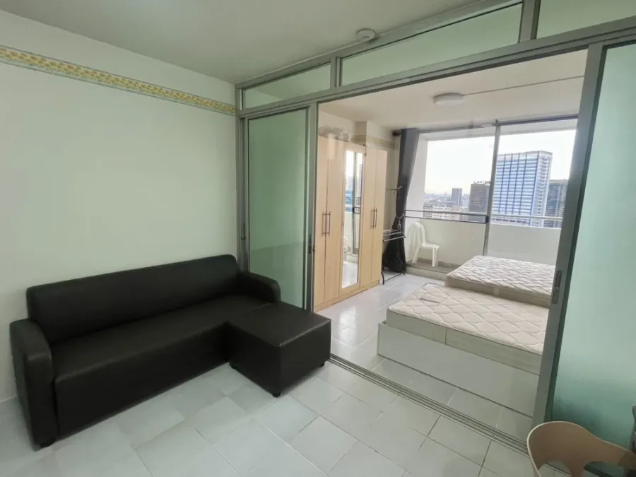 For rent Supalai Park Phahon Yothin 21, room on a very high floor (28th floor), divided into separate rooms, don't miss it.
