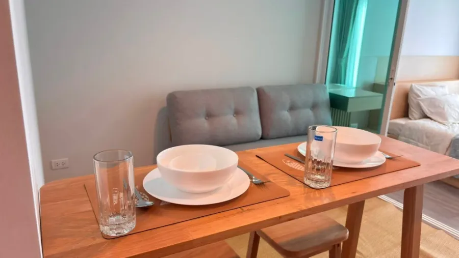 For rent: Regent Home Bangna, Muji-style decorated unit with glass partitions for privacy and soundproofing. Don't miss out!