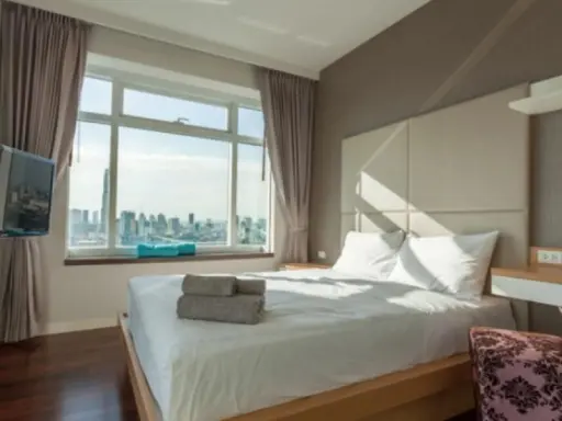 Opportunity has arrived. Urgent sale. Circle Condominium. Corner room. Very private. complete facilities, hurry up to buy