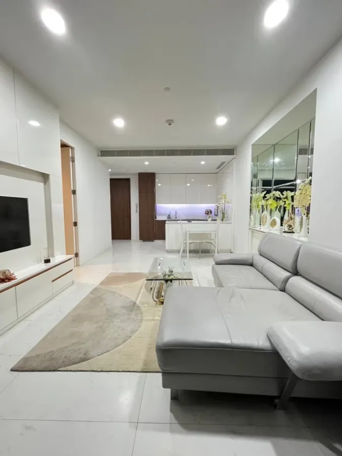 For rent: 185 Rajadamri. Spacious and comfortable room. Fully furnished. Book now!