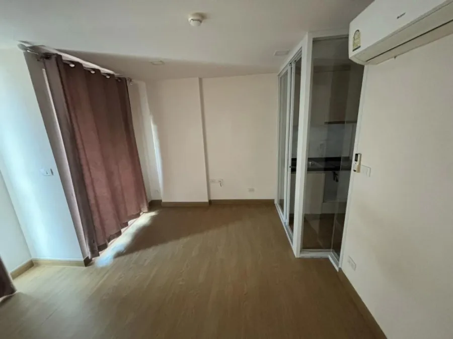 For sale: The Light New York, empty room, clean, airy, complete with amenities. People who like to decorate rooms shouldn't miss it.
