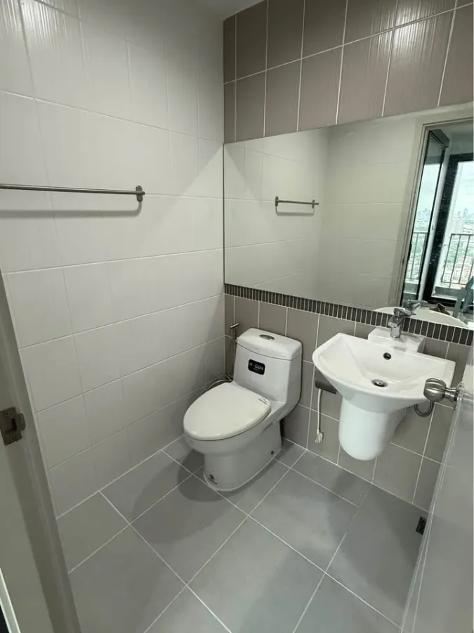 Selling high-floor unit at The Stage Taopoon Interchange. Nice and fully furnished. Book now!