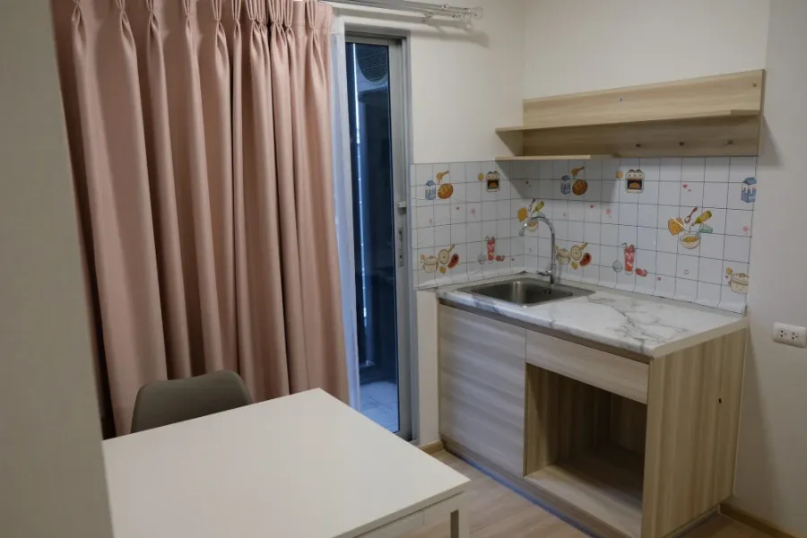 For sale or rent: Plum Condo Mix Chaengwattana, corner room, pool view, bedroom has windows on 2 sides, very worth booking.