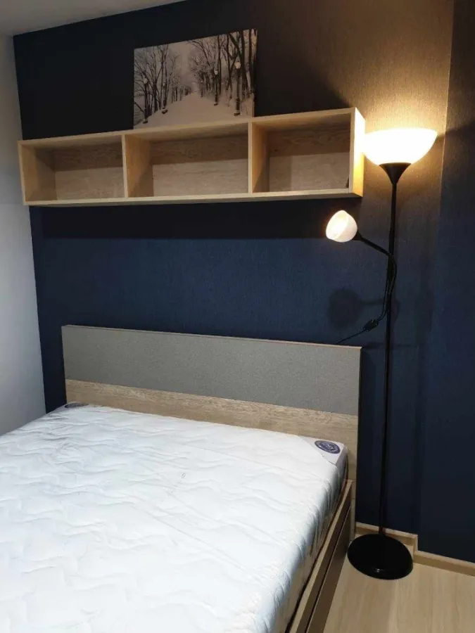 For rent: The Prop Chaengwattana 12, wallpapered throughout the room. Comes with a low price, easy on the pocket, you won't miss out on booking.