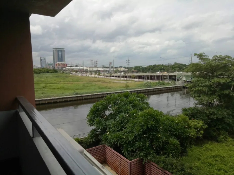 Selling Prima Srinakarin condo, 8th floor, city and BTS view, bright and airy atmosphere. Book now!