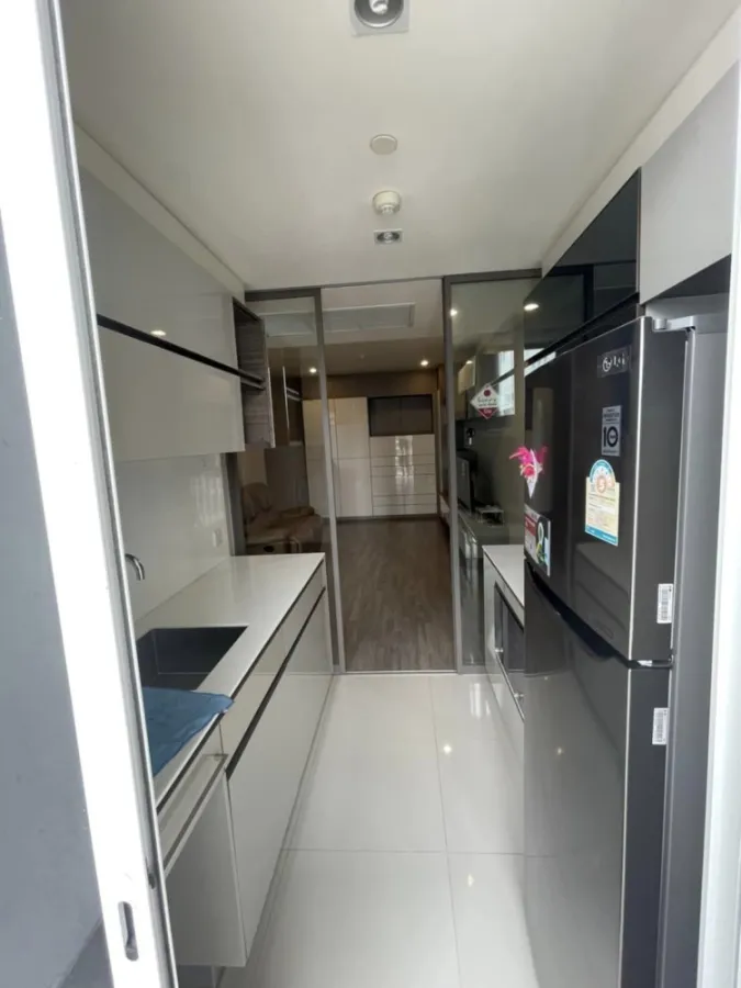 Sale The Room Sathorn ตกแต่งด้วยเฟอร์นิเจอร์อย่างดี มาพร้อมขนาดที่กว้างขวางสุดๆ มาแต่ตัวเข้าอยู่เลย