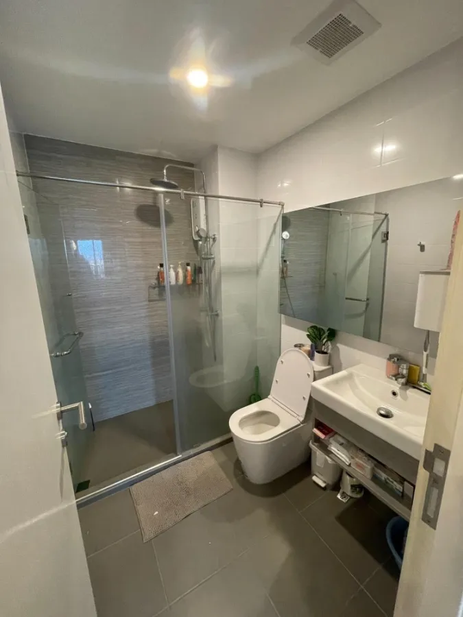 Knightbridght sukhumvit theparak for sale, nice room, full built-ins. Ready to drag your bag.