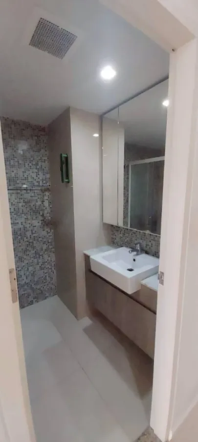For sale or rent: WE CONDO, studio room, 5th floor, pool view, quiet, fully furnished. Book now!