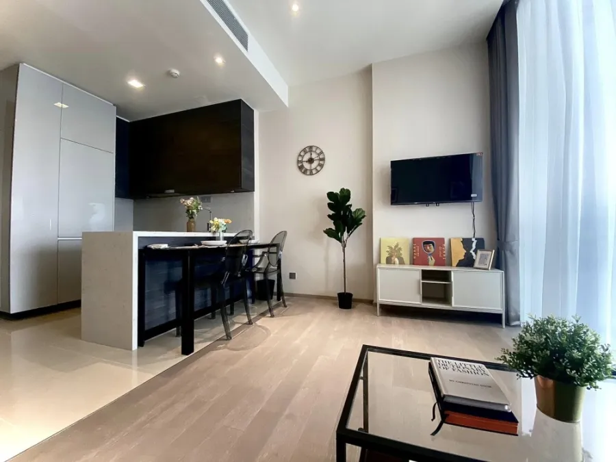 For rent: The ES Asoke, the room is not cramped, lots of usable space, 32nd floor, very high, amazing city view. You will regret it if you miss it.