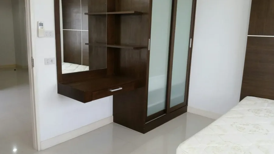 ให้เช่า เดอะกรีน คอนโดมิเนียม ห้องใหญ่ พร้อมเฟอร์นิเจอร์ Buit-In มาในราคาเบาๆ สบายกระเป๋า จองเลย