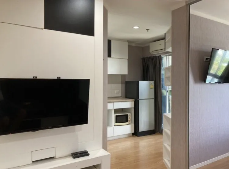 For rent: Lumpini Place Srinakarin-Hua Mak Station, separate rooms. Wallpaper installed well. Hurry and reserve.
