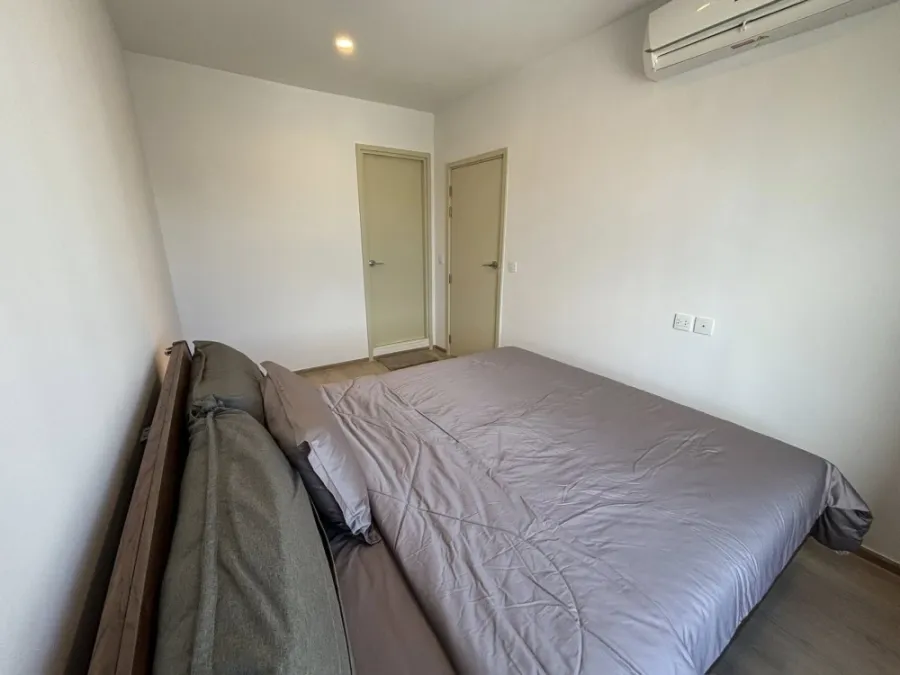 For sale or rent: Life Rama 4 Asok, corner unit, 23rd floor, Benjasiri Park view, built-in furniture, fully furnished with appliances. Book now!