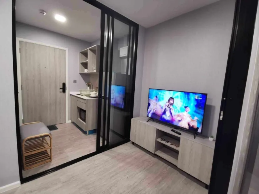 For rent, Cave Ava, 5th floor, airy, not hot, view of the pool and garden. I'd say it's very livable. Book now, don't wait.