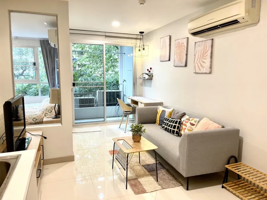 Urgent rent !! The Condo The Clover Thonglor Condo, good location, ready to stay, convenient to travel, do not miss !!
