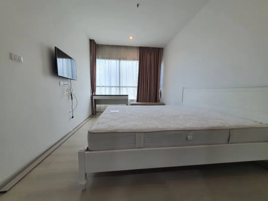 Condo for rent Life Ratchadaphisek, 2 bedrooms, 2 bathrooms, 8th floor, fully furnished with built-in furniture, don't miss it.