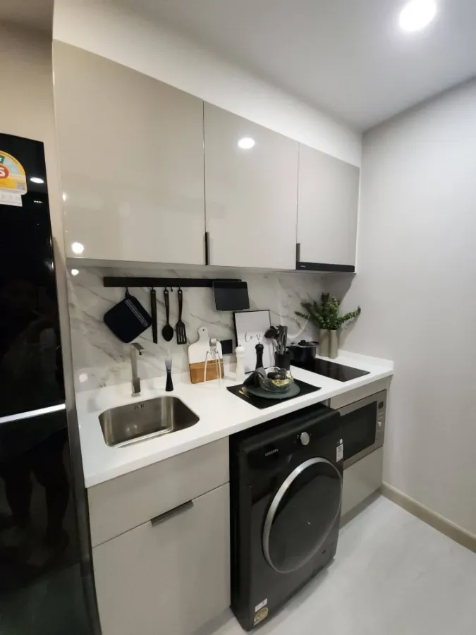 Selling a Supalai Tyme Charoen Nakhon condo. Nice unit, great location, beautiful view, and a walk-in closet. Don't miss this great deal!