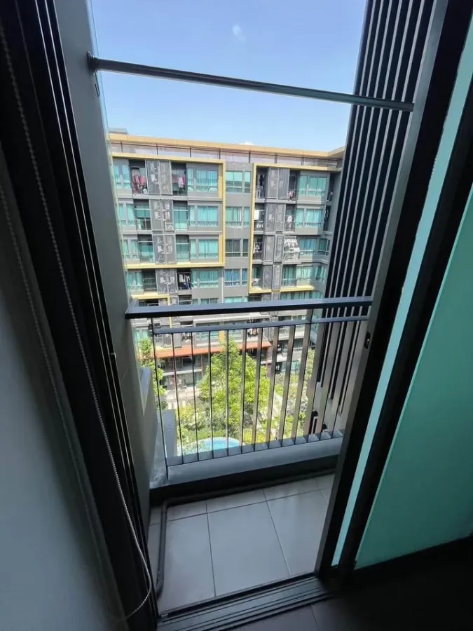 Selling Metro Luxe Rose Gold Phahonyothin-Sutthisan. Beautiful, ready-to-move-in unit with pool view. Convenient location.