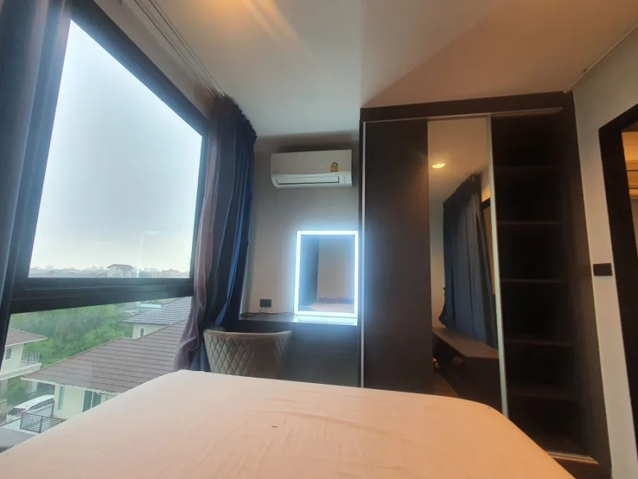 For rent: The Excel Lat Phrao-Sutthisan. The room is decorated simply but nice. There is a good built-in wardrobe.