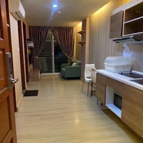 Emerald Residence Ratchada for sale, corner unit, very private, wallpapered throughout, built-in, complete with appliances, ready to move in.