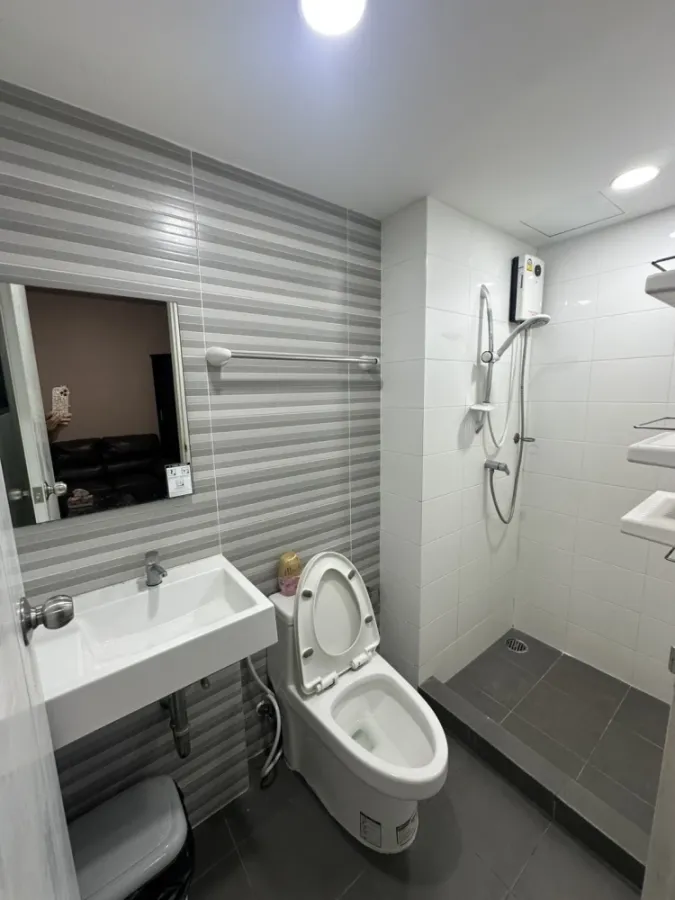 For rent, cool and comfortable, Condo Lat Phrao 122, 5th floor, studio room, fully furnished and equipped with appliances. Must arrange.