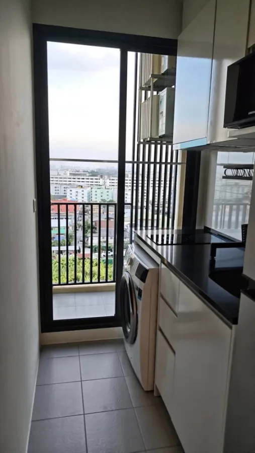 For sale: Chewathai Kaset Nawamin, 10th floor, room size 28.5 square meters, fully furnished, just bring your own luggage and move in.