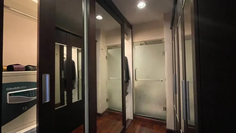 Selling a very spacious 3-bedroom, 3-bathroom condo at Lumpini Ville Phahol-Sutthisarn, complete with built-in furniture. Book now!
