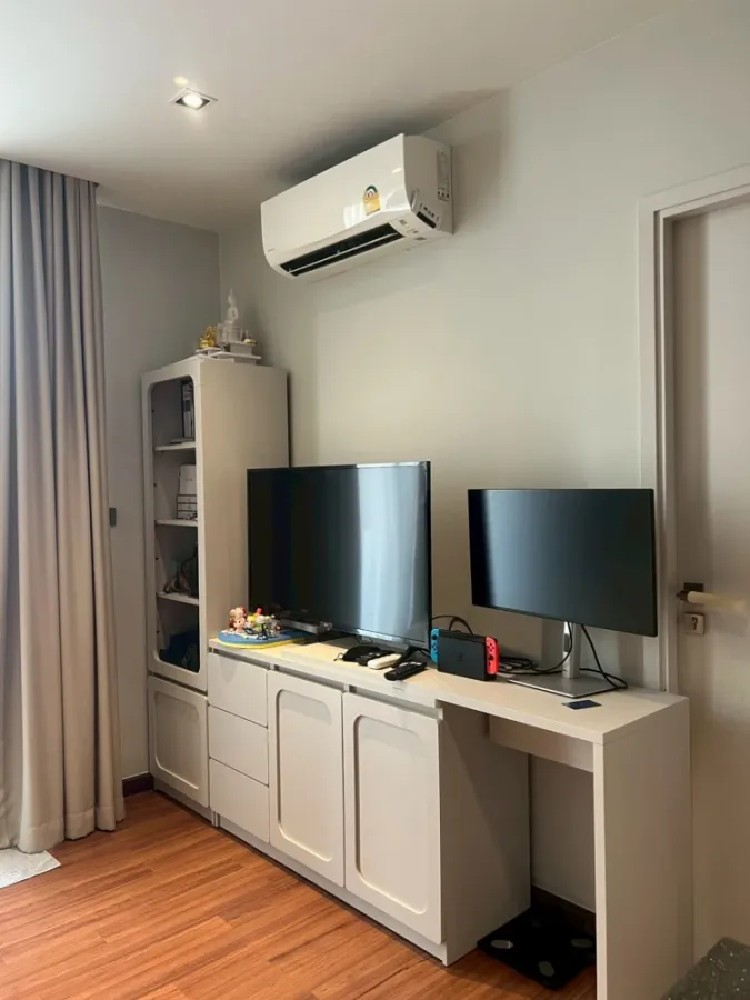 For sale: Yoo Charoen Residence, Town in Town. Pool view, spacious and comfortable, not next to the elevator to reduce noise, next to the fire escape,