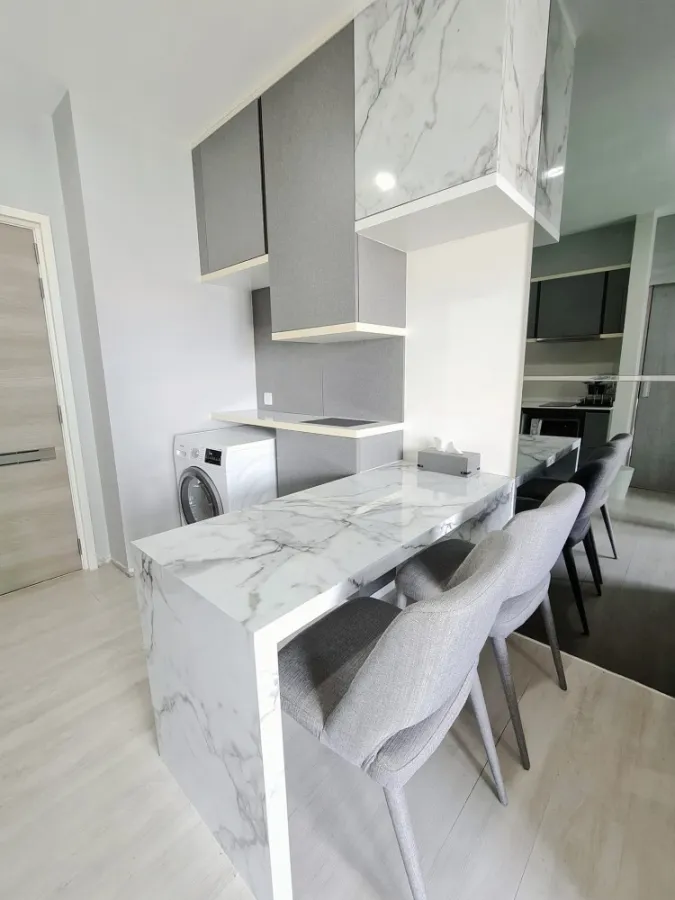 Condo for sale, rent, The Key Sathorn - Charoenrat, decorated with built-in marble pattern. Genuine leather sofa, very comfortable to sit on. Book now