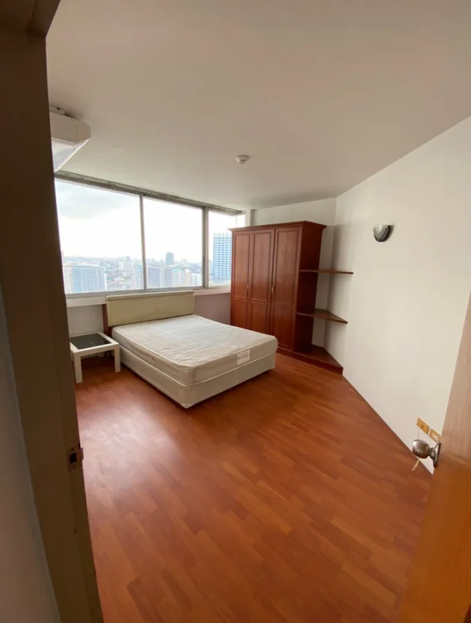 For rent!! Condo Supalai Park Phahonyothin 21, 29th floor, corner room, spacious room, comfortable, plus a good price, hurry and reserve now!!