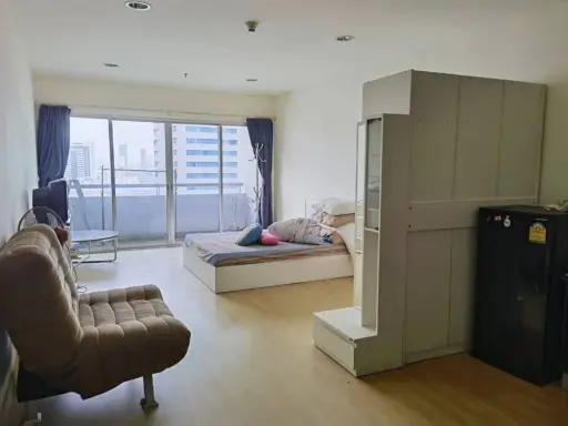 Condo for sale, The Platinum, 15th floor, open and airy view, fully furnished. Good grade electrical appliances Good like this, reserve now.