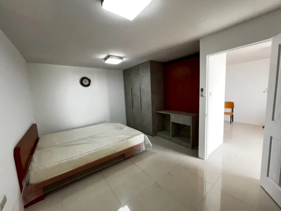 For rent: Ratchada City 18, spacious room with plenty of usable space, comes fully furnished and equipped with appliances. Hurry and reserve now!