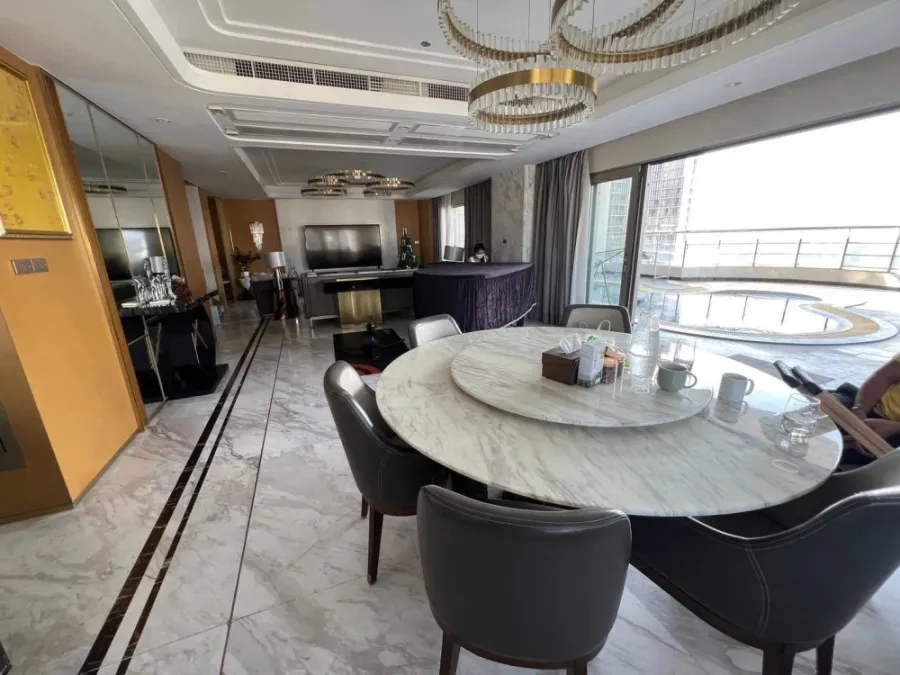 For sale: Le Raffine Sukhumvit 24, very large room with private swimming pool, home-like atmosphere, buy and move in immediately.
