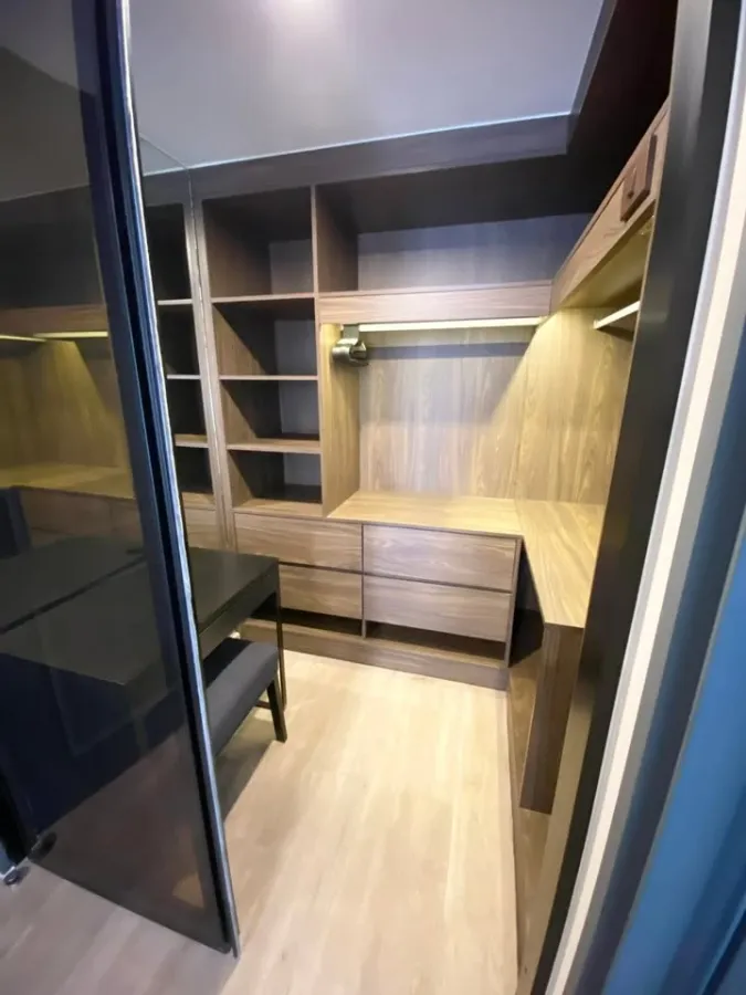 For sale Noble Above Ruamrudee ชั้น 8. Corner unit. ระเบียงใหญ่ ซื้ออยู่เองก็ดี ลงทุนก็ปัง จองเลย