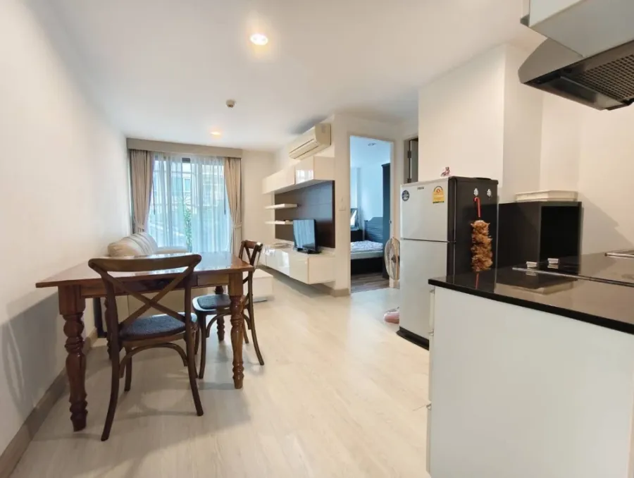 Silk Sanam Pao condo for rent. Spacious and comfortable room with complete furniture and appliances. Ready to move in! Book now!