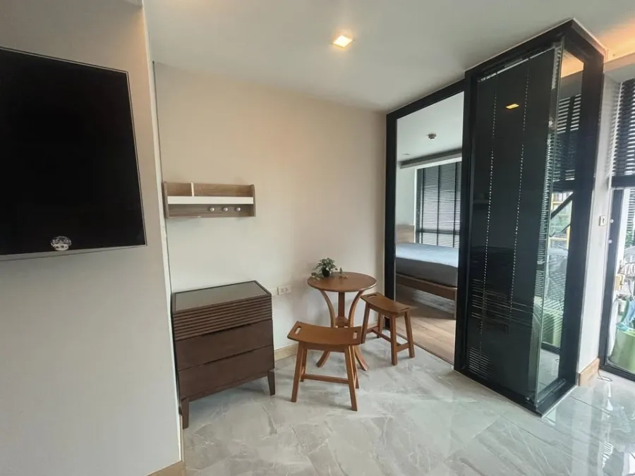 For rent: Socio Ruamrudee, corner room, 6th floor, very good view, fully furnished, just come and move in.