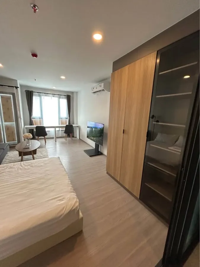 For rent: Aspire Sukhumvit - Rama 4, 17th floor, wide city view, no buildings blocking, minimalist luxury style, fully furnished, ready to move in.