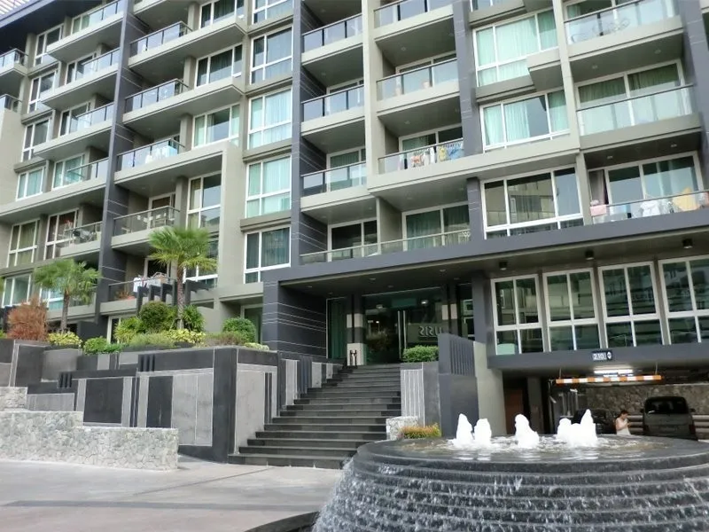 ขาย Apus condo พัทยากลาง ห้องแต่งสไตส์เรียบง่าย น่าอยู่ พร้อมโซฟาขนาดใหญ่น่านั่งนุ่มๆ จองด่วนจ้า