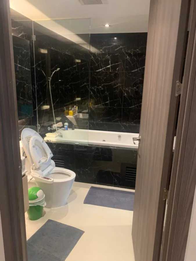 For rent Altitude Samyan-Silom, ready to move in. Fully furnished with built-in bathtub Make up your mind before you miss it.