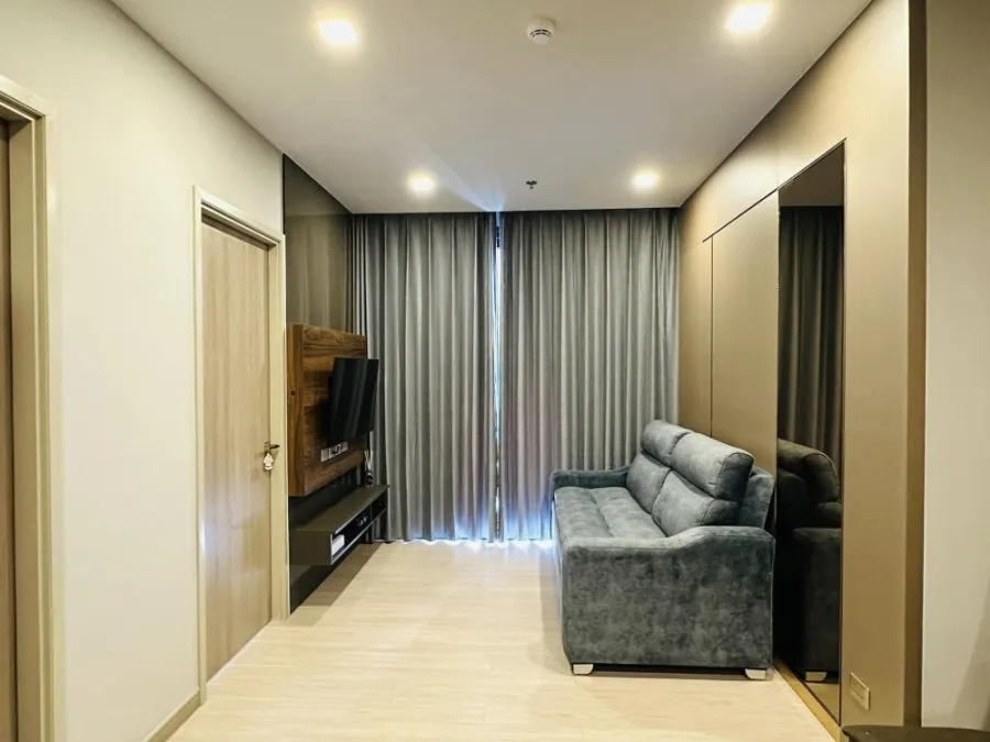 For rent, One Nine Five Asoke-Rama 9, 31st floor, swimming pool view. The sofa is thick and comfortable to sit on. Hurry and reserve now.