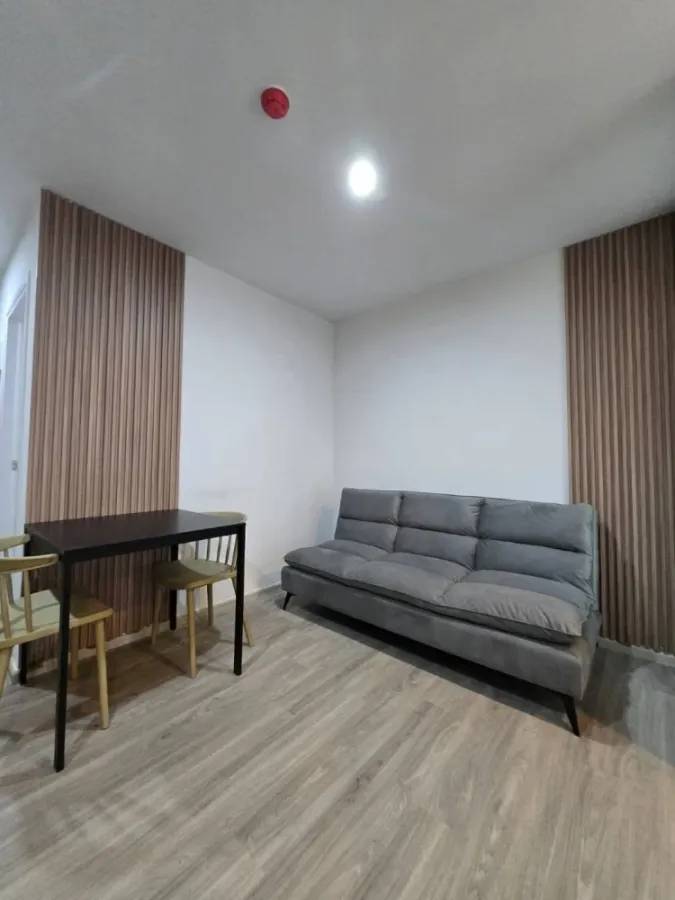 Condo for rent at Regent Home Bangna. The unit is partitioned into separate, well-defined zones. Amazing price! Book now, don't miss this opportunity!