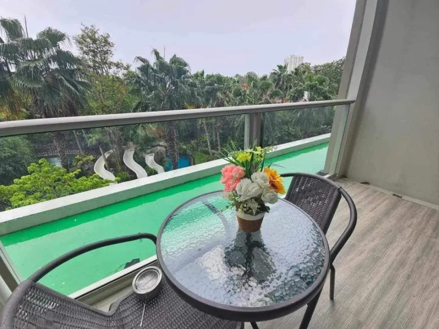 For rent: The Riviera Wongamat Beach (North Pattaya), beautifully decorated room, great furniture. You can come alone.