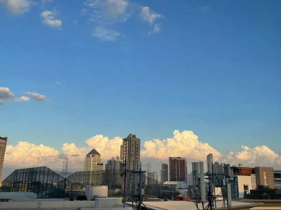 For sale or rent: Siamese Exclusive Sukhumvit 42, 9th floor. Great view, spacious and airy. Clean and well-maintained unit with a peaceful atmosphere.