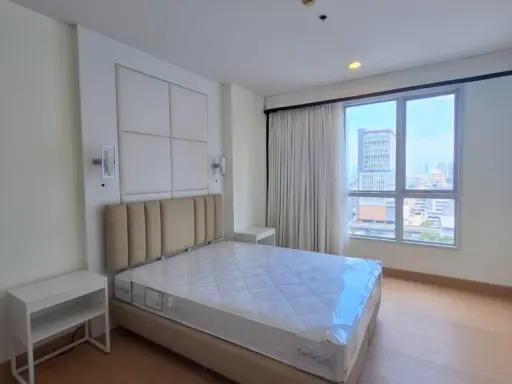 Life @Sathorn for sale, 10 nice rooms, complete amenities, beautiful view, not blocked, book now.