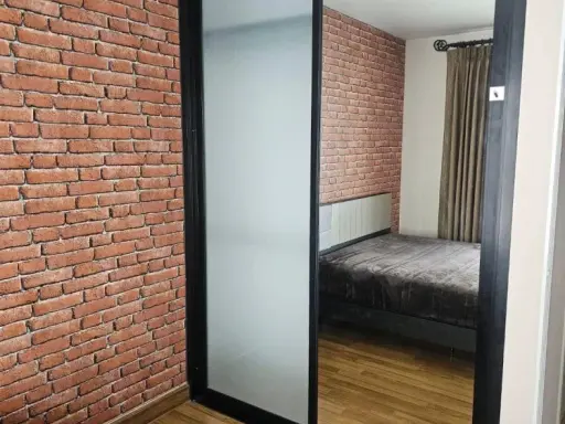 Condo for rent: Regent Home 25 Tiwanon, clearly separated rooms with good wallpaper. Hurry and move in to reserve.