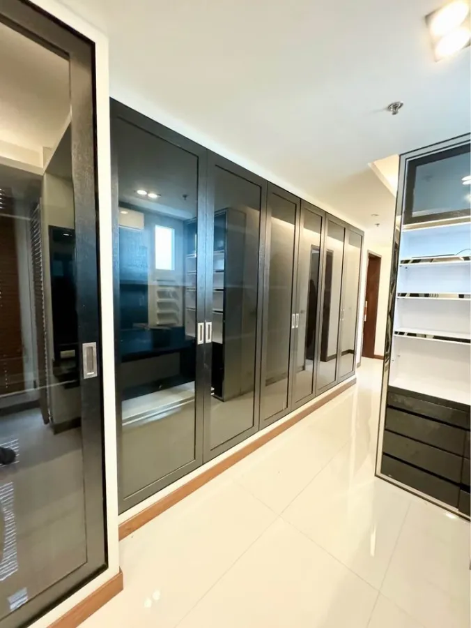 For rent: The Height Thonglor Penhouse, 26th floor, beautiful city view, with Buit-In throughout the room, fully decorated, urgent.