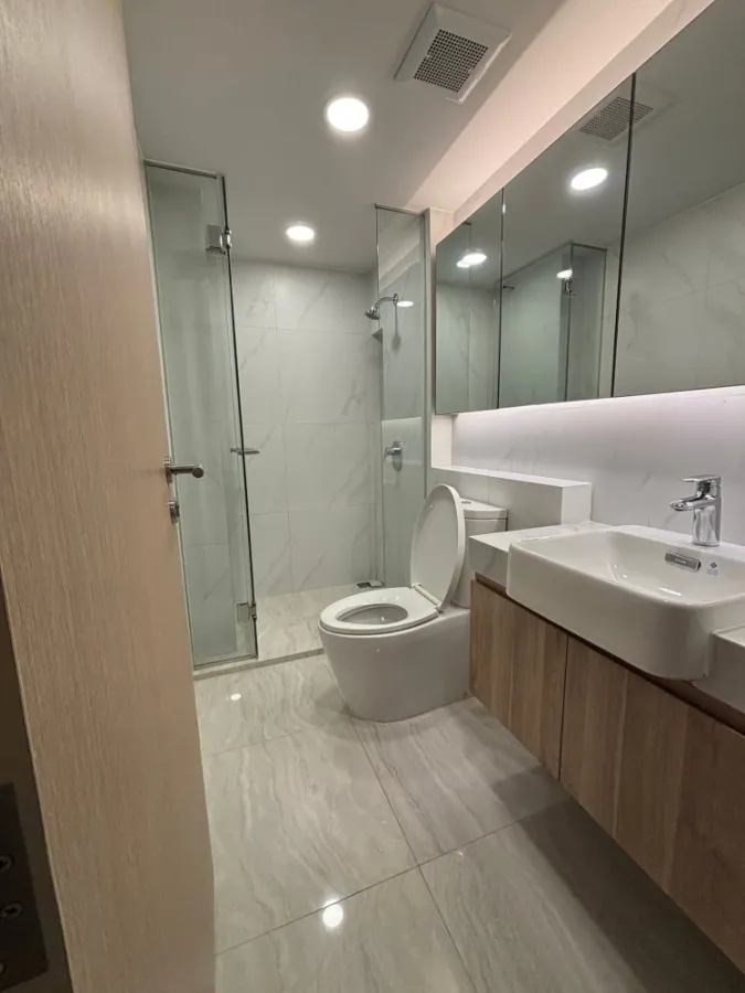 Walden Asoke for rent, a luxury project in the heart of Asoke. Beautifully decorated and fully furnished; move-in ready.