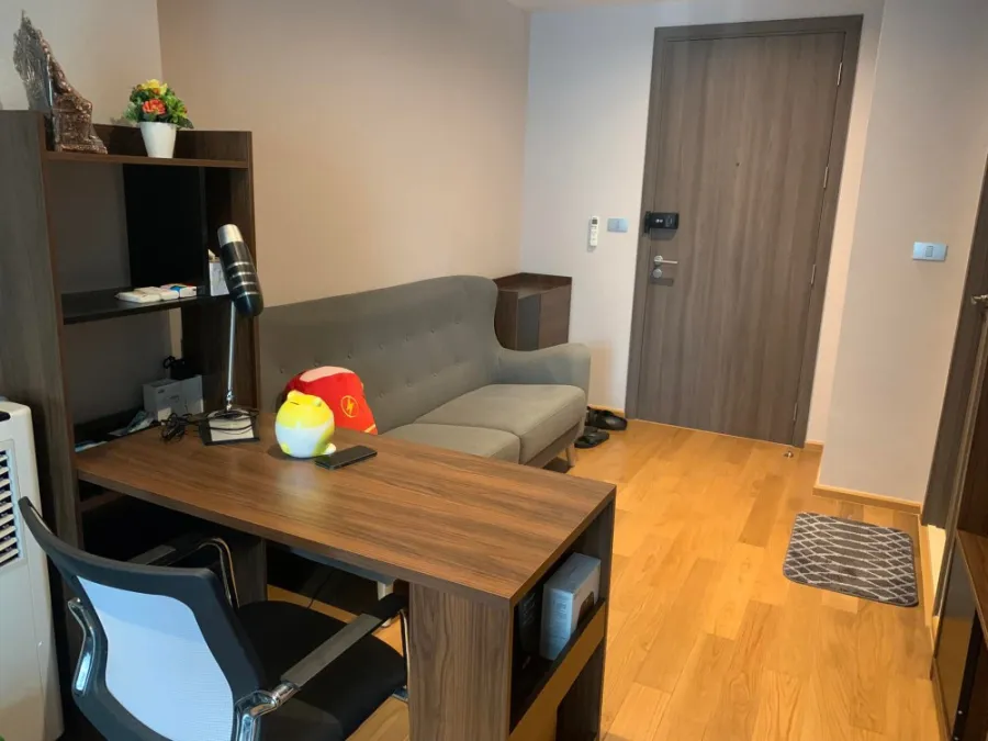 For rent Altitude Samyan-Silom, ready to move in. Fully furnished with built-in bathtub Make up your mind before you miss it.