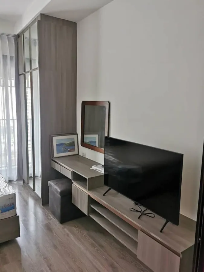Urgent sale or rent, Knightsbridge Prime On Nut Condo, studio room, 18th floor, city view, built-in furniture, buy now.